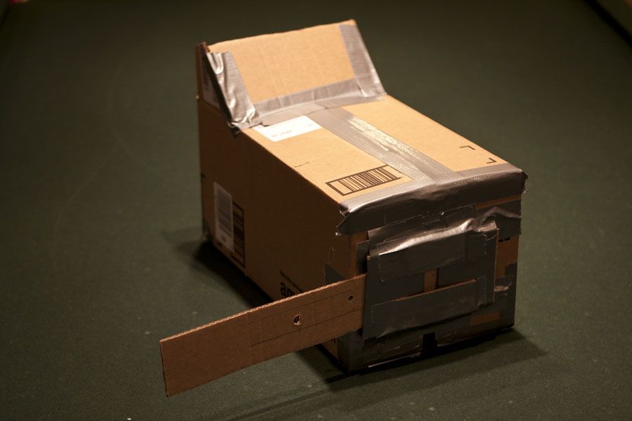 La càmera estenopeica és una càmera fotogràfica sense lent que consta d'una capsa estanca a la llum, un petit orifici per on entra la llum i material fotosensible. Font: Makelessnoise (Flickr) La càmera estenopeica és una càmera fotogràfica sense lent que consta d'una capsa estanca a la llum, un petit orifici per on entra la llum i material fotosensible. Font: Makelessnoise (Flickr)