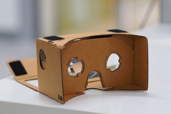 Google Cardboard. Font: othree. CC BY 2.0. Wikimedia.org. Ulleres de cartró on s'encaixa el mòbil, que queda just davant dels ulls.