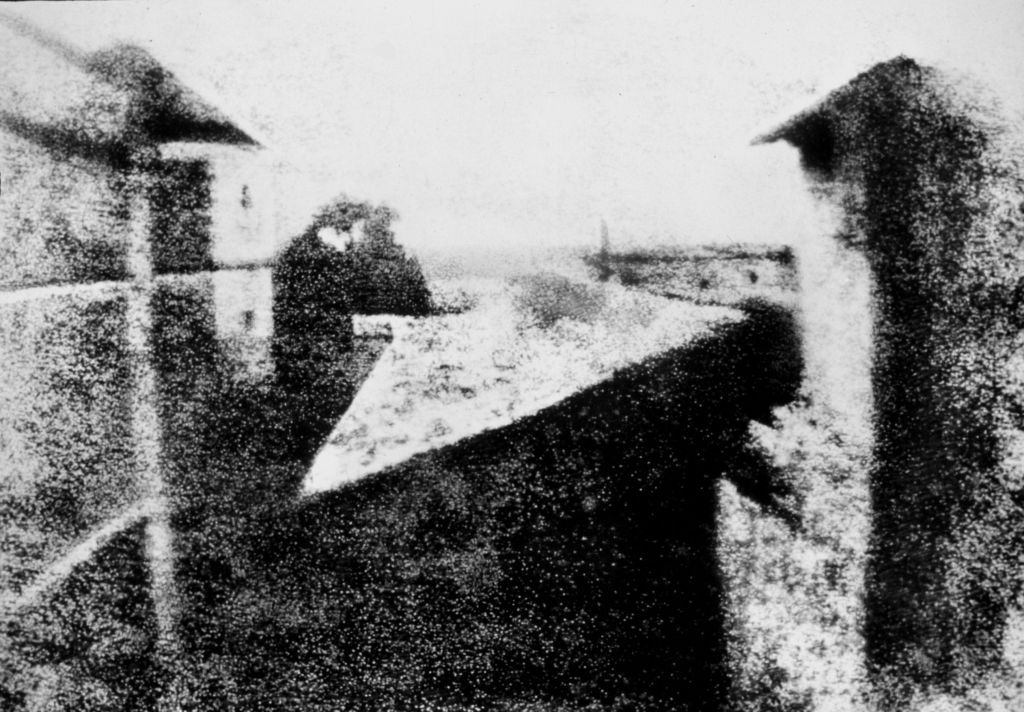 'Vista des de la finestra a Le Gras' (Nicéphore Niépce), primera fotografia de la història. Font: John Snape (Flickr). .