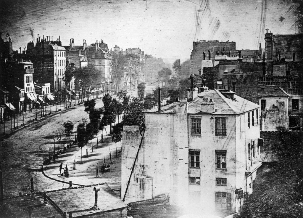 'Boulevard du Temple' (Louis Daguerre, 1839), primera fotografia on apareixen persones. Les veieu? Font: Fiane Cordell (Flickr). .