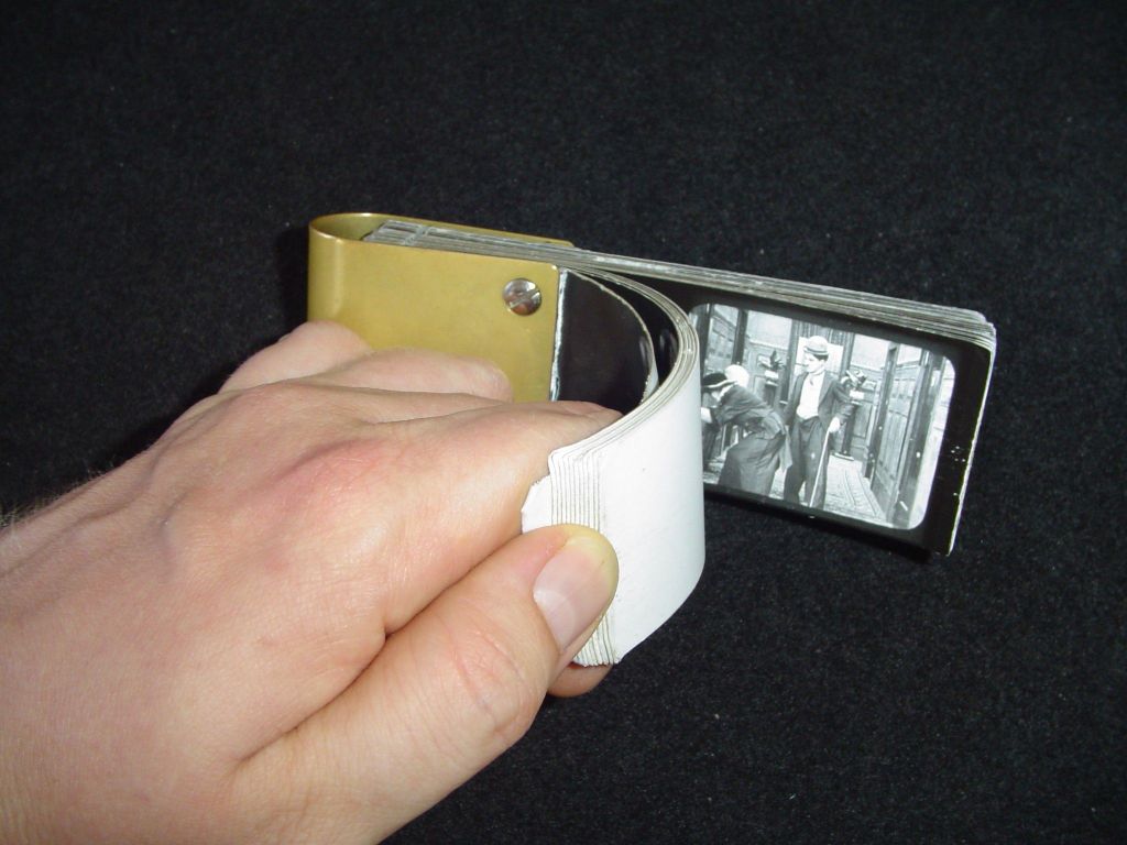 Foliscopi amb fotogrames d'un film de Charlot. Font: Technische Sammlungen der Stadt Dresden (Wikipedia). .