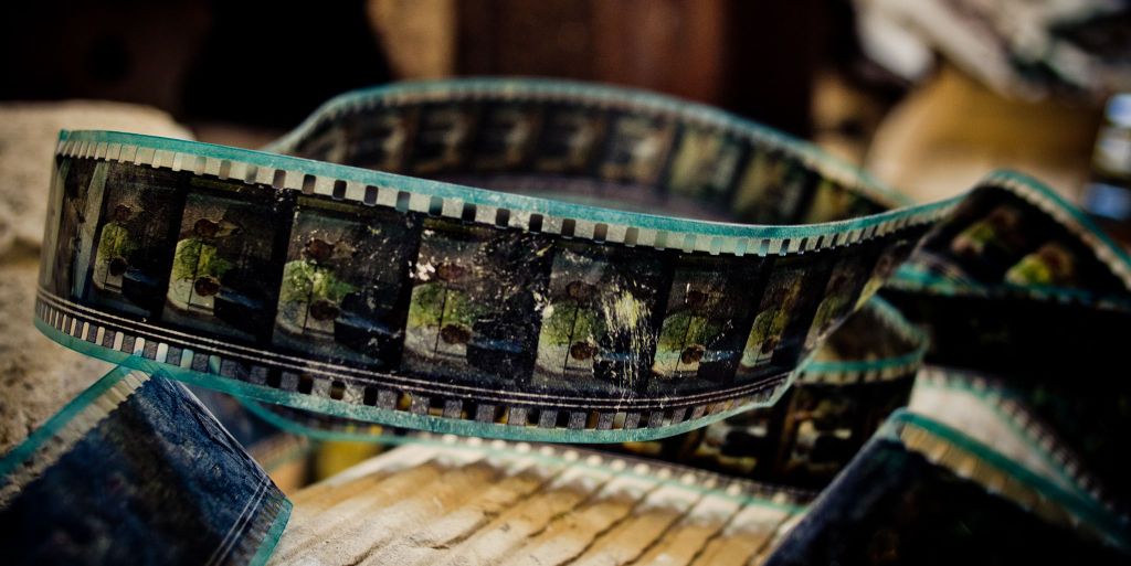 Pel·lícula de 35 mm per a cinema en la qual podem observar diversos fotogrames. Font: Kurt Bauschardt (Flickr) .