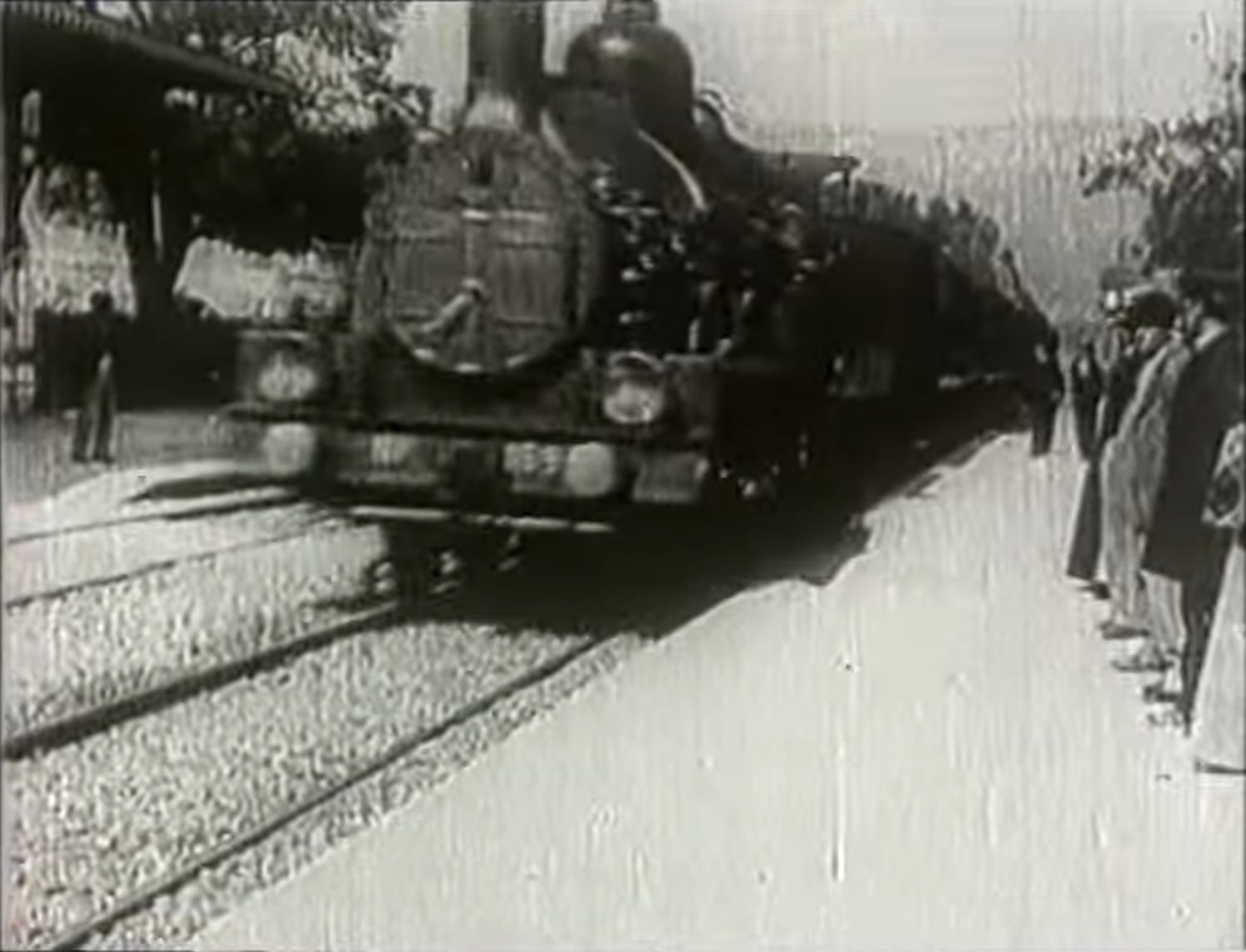 Fotograma de 'L'arrivée d'un train en gare de La Ciotat' (1897), dels germans Lumière. Font: Wikipedia. .