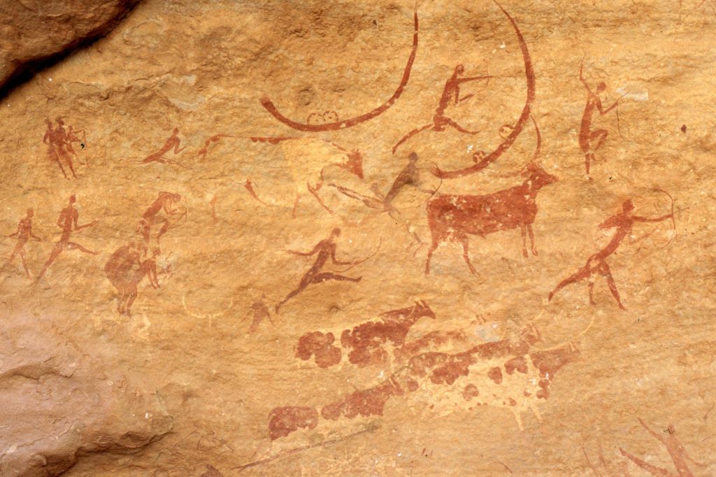 En les pintures rupestres, com aquesta caça de búfals al Tassili n'Ajjer del Sàhara, es poden apreciar les postures dinàmiques que adopten les figures representades. Font: Patrick Gruban (Flickr). .