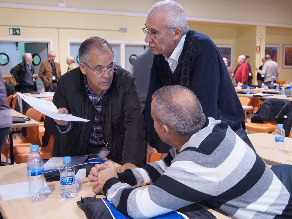 Al contracte de relleu, una persona ocupa el lloc de treball d'una altra que sol·licita la jubilació anticipada un any abans de tenir l'edat. Font: search.creativecommons.org