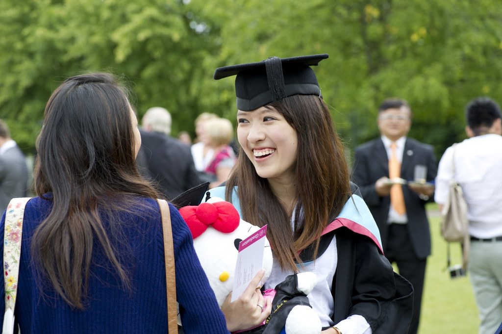 Les persones acabades de graduar tenen la formació teòrica, però encara no tenen cap experiència. Font: search.creativecommons.org