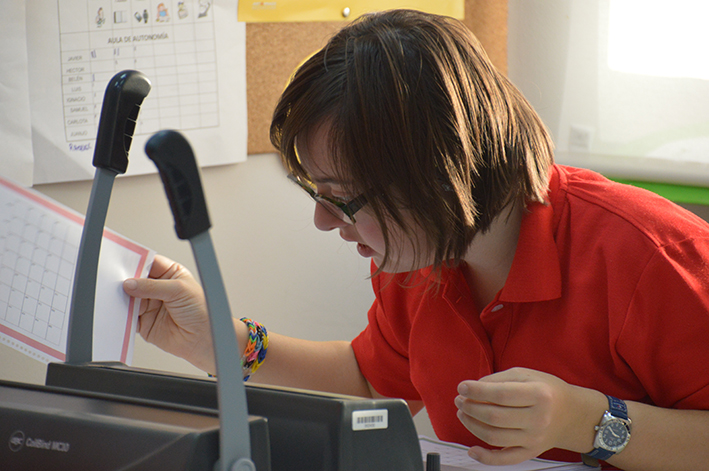 La realització d& 039;una tasca concreta i estructurada aporta seguretat a les persones amb diversitat intel·lectual. Font: Reprodown (Flickr)