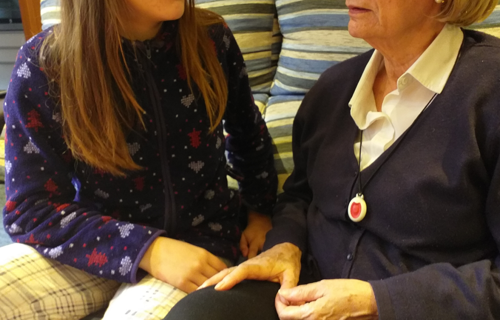 La teleassistència permet a les persones usuàries continuar vivint amb seguretat i autonomia al seu domicili La teleassistència permet a les persones usuàries continuar vivint amb seguretat i autonomia al seu domicili