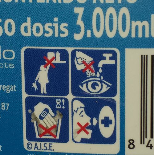 039;incorporar de manera obligatòria les etiquetes de productes de neteja.