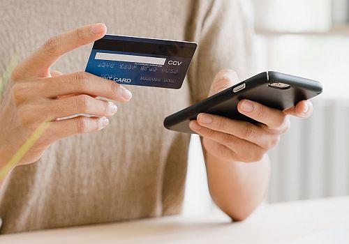 El sistema de pagament per targeta és un dels més utilitzats per la seva comoditat, alhora que permet gaudir de crèdit en la nostra compra, en funció del servei que tinguem contractat.