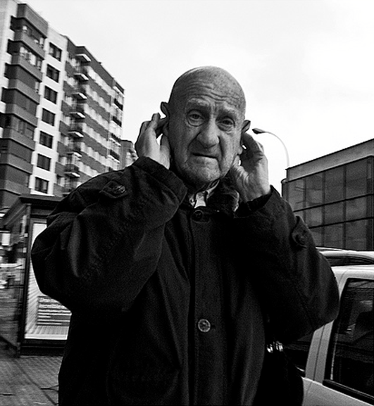 Un home es toca les orelles mostrant que sent malament.