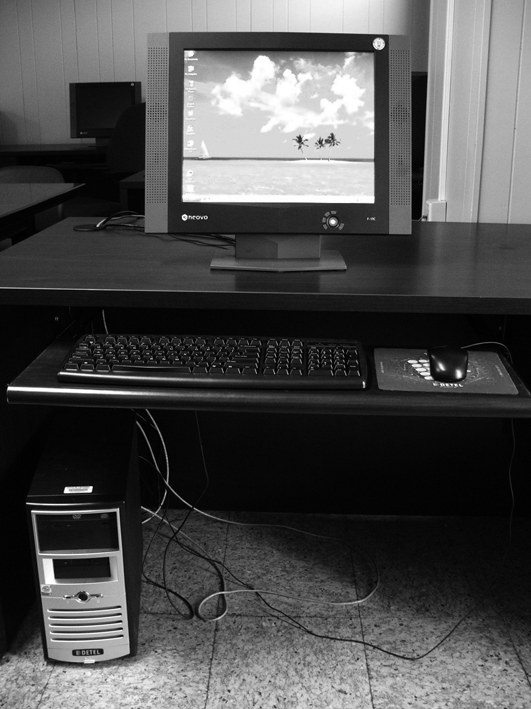 Un ordinador en un entorn domèstic./7