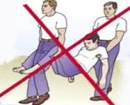 És important fer una bona mobilització i evitar aquelles, com a la imatge, que puguin empitjorar l'estat de la víctima.