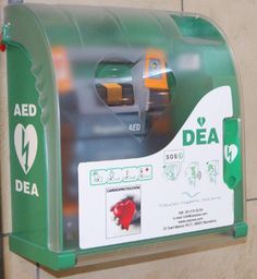 Imatge d'un desfibril·lador (DEA); els podem trobar en molts espais públics./-15