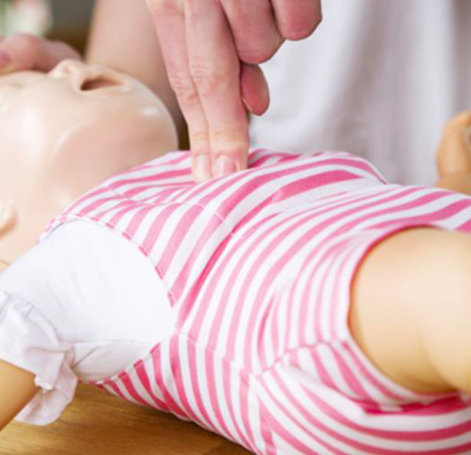 Les compressions toràciques en lactant s'han de fer amb dos dits/-40