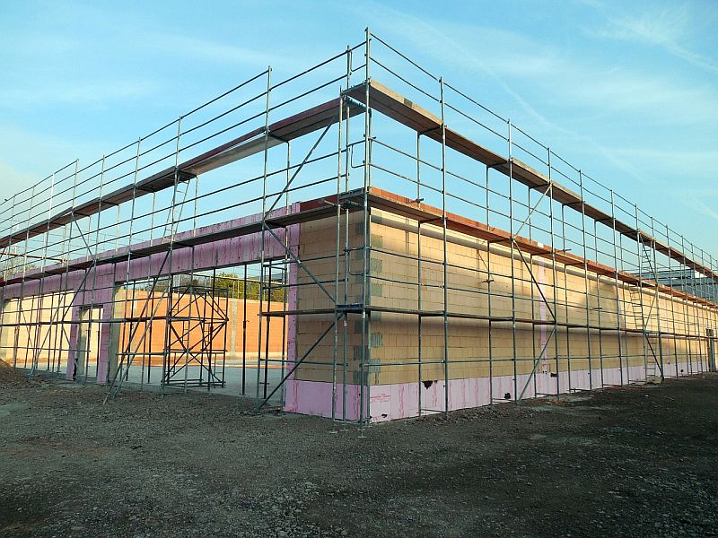 La imatge d'una bastida que ajuda a aixecar un edifici en construcció s'utilitza sovint com a metàfora per il·lustrar el procés d'aprenentatge segons la teoria sociocultural. Font: Succo (Pixabay). La imatge d'una bastida que ajuda a aixecar un edifici en construcció s'utilitza sovint com a metàfora per il·lustrar el procés d'aprenentatge segons la teoria sociocultural. Font: Succo (Pixabay).