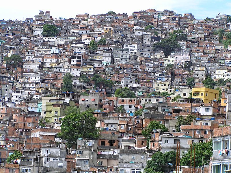 L'entorn on creixem i vivim determinarà de manera important la nostra salut. Les faveles de Rio de Janeiro en són un exemple: l'aglomeració, la precarietat dels sistemes de sanejament i la pobresa són una font de problemes de salut. Font: Ogwen, Panoramio (Wikimedia Commons).