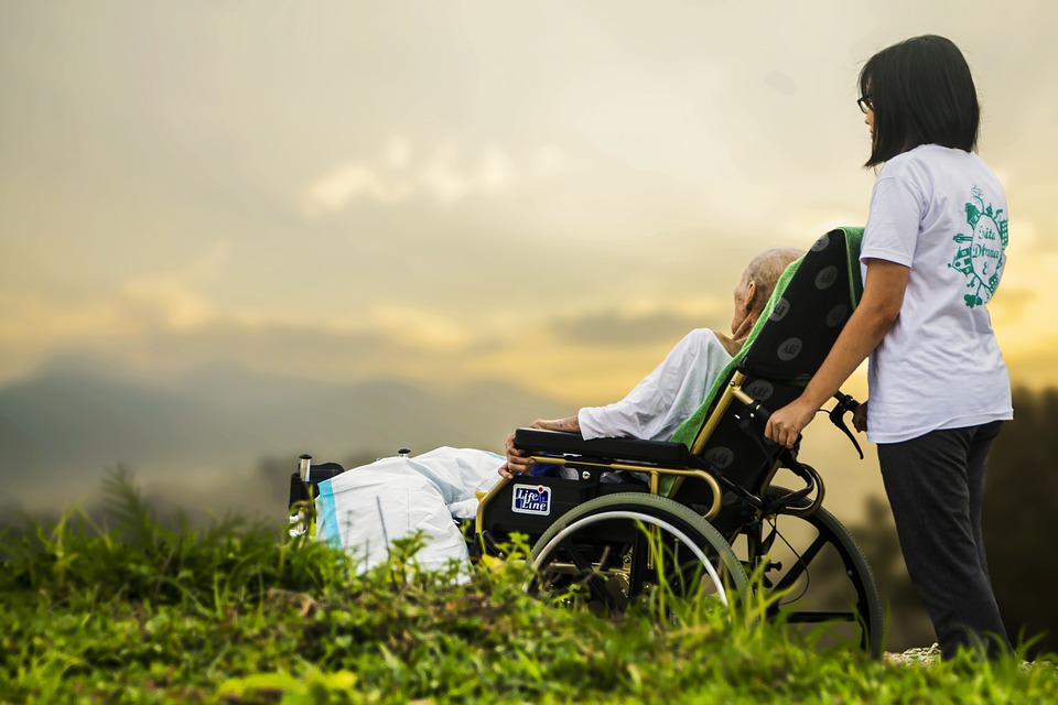 Les cures pal·liatives són un dret de les persones malaltes i el seu entorn cuidador. Tothom hauria d'estar ben assistit en el tram final de la vida i poder morir dignament. Font: truthseeker08 (Pixabay).