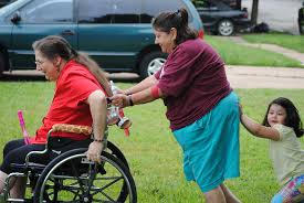 La dependència és la necessitat d'ajuda per dur a terme les activitats bàsiques de la vida diària, derivada de l'edat, la malaltia o la discapacitat. Font: Paul (Flickr).