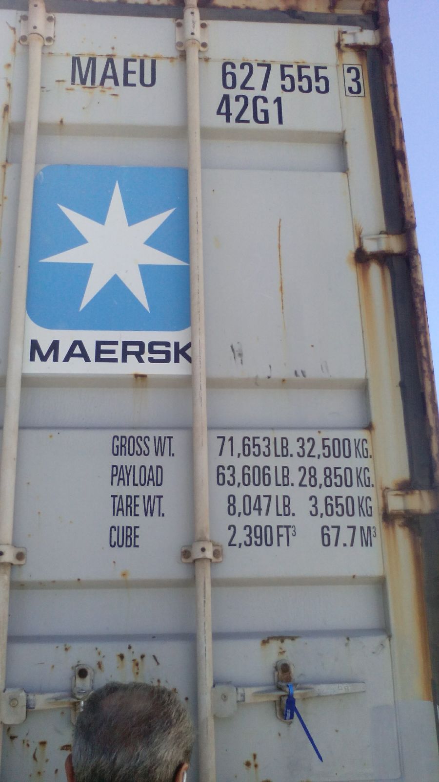 039;un contenidor amb indicacions de mesures i codi del propietari