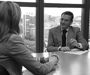 La figura d'un entrevistador en una enquesta és molt important perquè ha d'aconseguir crear un clima que fomenti la participació de l'entrevistat i al mateix temps no ha d'influir amb la seva actitud en les respostes./-40