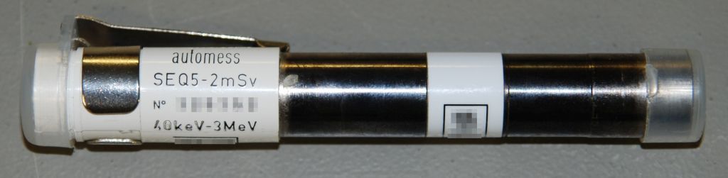 Dosímetre de butxaca, per a la mesura de la protecció radiològica. Font: Wikimedia Dosímetre de butxaca, per a la mesura de la protecció radiològica. Font: Wikimedia