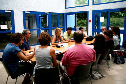 La PPC ha de ser fruit del consens. Professors en una sala de reunions.