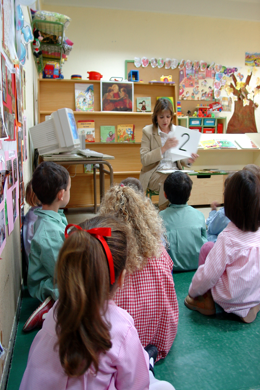 El personal educador constitueix un model per als infants. Una mestra davant un grup de nens.