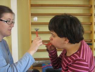 Fisioterapeutes a l'escola. Exercici de fisioteràpia respiratòria. Escola d'EE Xaloc.