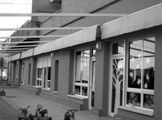 La nova Escola bressol Nenes i Nens de Barcelona s'ha construït adaptant espais d'un antic institut d'ensenyament secundari.