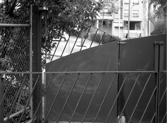 Els accessos des de l'exterior amb doble tanca garanteixen la seguretat dels infants. Accés a l'EBM El Vent (Barcelona)./-10