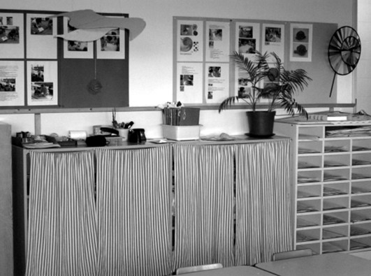 Es poden usar una gran varietat de materials per crear un entorn multisensorial. Aula de P3 de l'escola Parc del Guinardó, Barcelona.