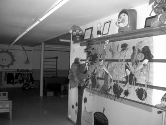 Els passadissos són també espais de comunicació. Zona de pas, EBM L'Arboç, Barcelona.