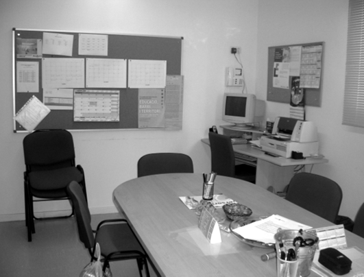 Cal equipar bé la sala de personal. Sala d'educadors de l'EBM Nenes i Nens, Barcelona.