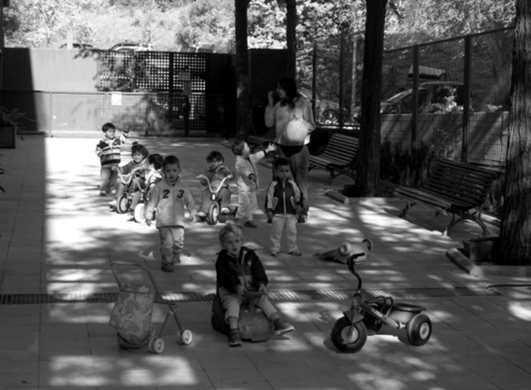En una zona àmplia de ciment o pedra podem fer jocs de moviment. Zones exteriors de l'EBM El Vent.