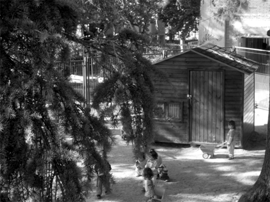 També necessitem estructures per al joc simbòlic com cabanes o casetes. Caseta per jugar, EBM L'Arboç./-110