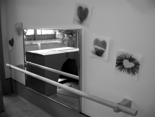 Els elements decoratius i ornamentals han de permetre el desenvolupament de la percepció visual i l'educació estètica. Estança del nadons. EBM El Vent, Barcelona.