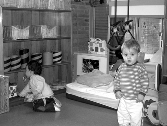 Els materials han de ser accesibles, com es mostra en la imatge de l'aula de dos a tres anys de l'EBM El Vent.