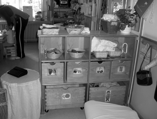 Tot al seu lloc! L'etiquetatge adequat ajuda els infants a mantenir l'ordre del material (EBM L'Arboç, Barcelona)./-20