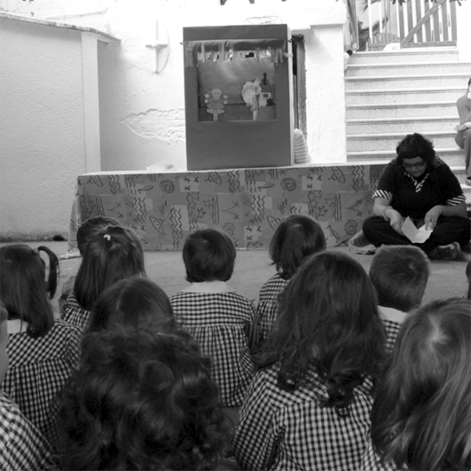 Educadors durant la implementació de les activitats educatives.