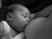 Un bebè prenent el pit.