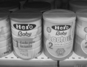 Pots de llet en pols per a bebès, en un aparador.