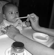 Un bebè menjant un purè.