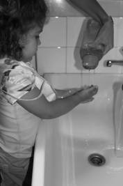 L'aigua corrent per l'aixeta té molt atractiu per a l'infant. L'aigua corrent per l'aixeta té molt atractiu per a l'infant.