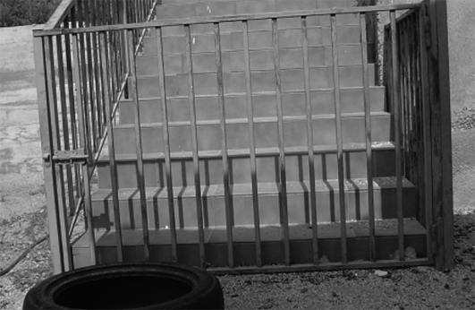 Les zones de risc han d'estar degudament protegides. Bressol amb baranes.