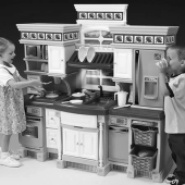 El joc simbòlic permet a l'infant interioritzar el món en el qual es desenvolupa. .