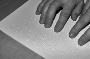La combinació del símbols de braille segueix un codi per tal de poder ser creat per l& 039;emissor i interpretat pel receptor