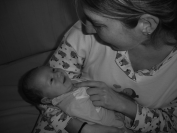 A través dels sentits, sobretot del tacte, però també de la mirada, l& 039;olor, el to, el nen rep l&