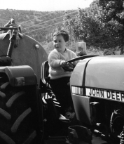 Els cotxes, els motors i les màquines són en l& 039;imaginari rol de gènere masculí