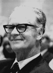 Burrhus Frederic Skinner (1904-1990), psicòleg nord-americà, és un dels màxims representants del conductisme Burrhus Frederic Skinner (1904-1990), psicòleg nord-americà, és un dels màxims representants del conductisme